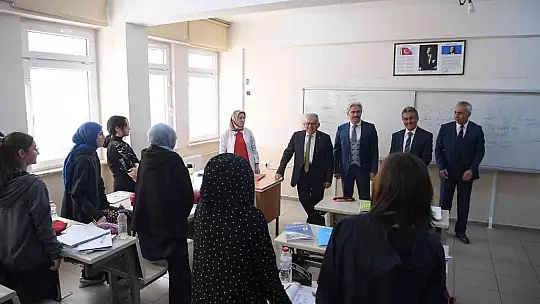 Büyükkılıç, Kariyer Günleri'nde öğrencilerle tecrübelerini paylaştı