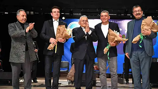 Başkan Büyükkılıç, konser ve şiir dinletisinde şarkı söyledi