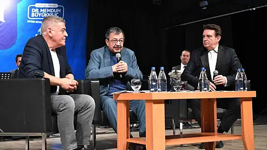 Başkan Büyükkılıç, konser ve şiir dinletisinde şarkı söyledi