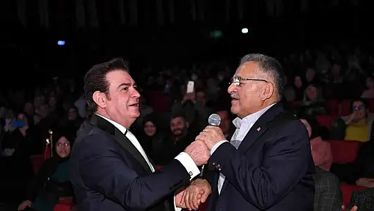 Başkan Büyükkılıç, konser ve şiir dinletisinde şarkı söyledi
