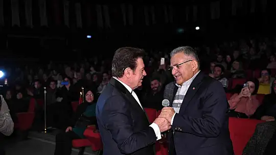 Başkan Büyükkılıç, konser ve şiir dinletisinde şarkı söyledi