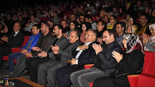 Başkan Büyükkılıç, konser ve şiir dinletisinde şarkı söyledi