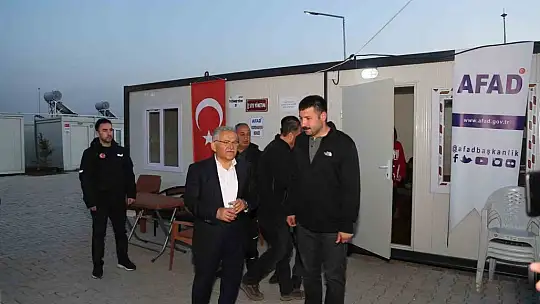 Büyükkılıç, Konteyner Kent'te depremzedelerle bir araya geldi