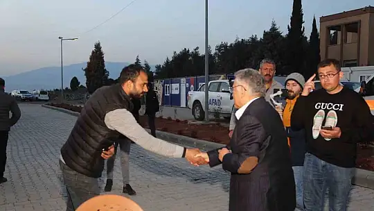 Büyükkılıç, Konteyner Kent'te depremzedelerle bir araya geldi