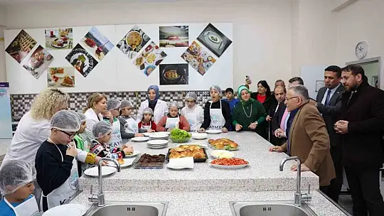 Başkan, özel çocuklarla hamburger yaptı