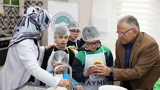 Başkan, özel çocuklarla hamburger yaptı