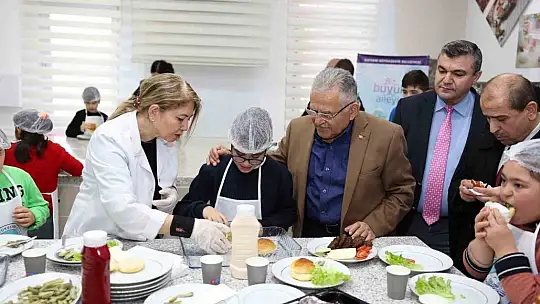 Başkan, özel çocuklarla hamburger yaptı