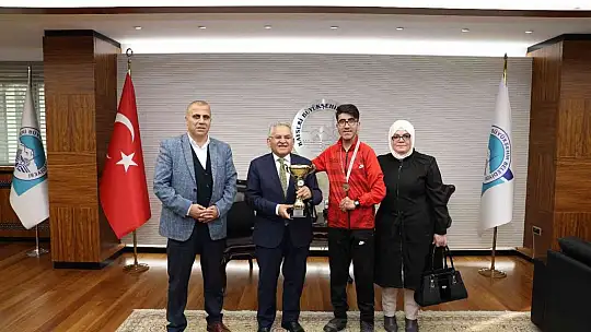 Başkan Büyükkılıç, STK temsilcileri ve muhtarları makamında kabul etti