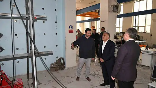Büyükkılıç'tan Deprem Araştırma Laboratuvarı'na ziyaret