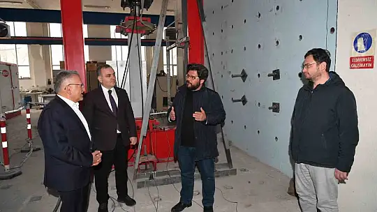 Büyükkılıç'tan Deprem Araştırma Laboratuvarı'na ziyaret