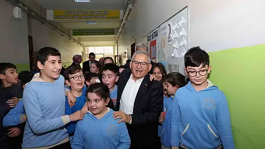 Büyükkılıç ve Vali Çiçek öğretmenlerle buluştu, öğrencilerle kucaklaştı