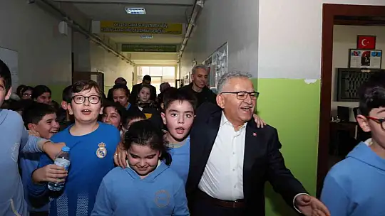 Büyükkılıç ve Vali Çiçek öğretmenlerle buluştu, öğrencilerle kucaklaştı