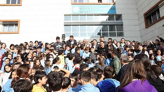 Büyükkılıç ve Vali Çiçek öğretmenlerle buluştu, öğrencilerle kucaklaştı