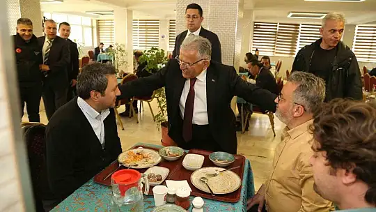 Büyükkılıç, personel ile birlikte öğle yemeği yedi