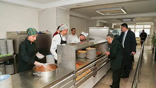 Büyükkılıç, personel ile birlikte öğle yemeği yedi