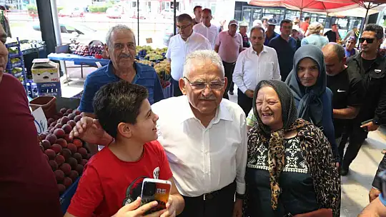 Büyükkılıç, yenilenen pazar yerinde esnaf ve vatandaşla buluştu