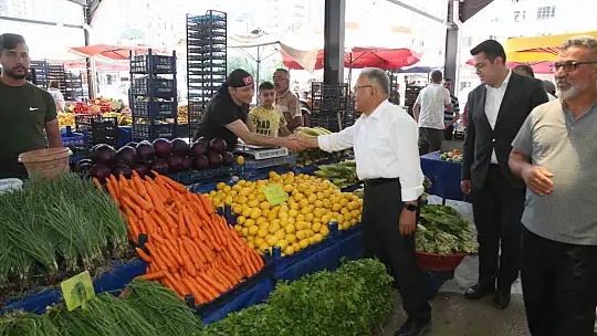 Büyükkılıç, yenilenen pazar yerinde esnaf ve vatandaşla buluştu