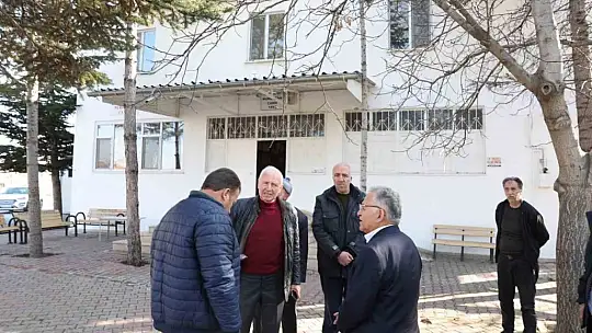 Başkan Büyükkılıç yurtlarda kalan depremzedeleri ziyaret etti