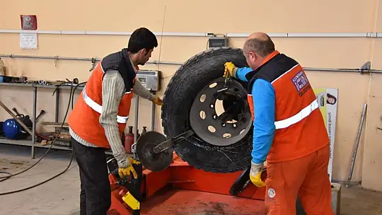Çolakbayrakdar: Birçok alanda hizmet üretiyor