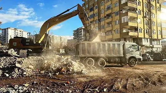Çolakbayrakdar 'Depremin ilk saatlerinden itibaren gece-gündüz durmadan çalışıyoruz'