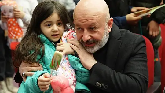 Başkan Çolakbayrakdar: 'Depremzede çocuklar, başımızın tacıdır'