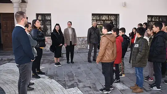 Başkan Çolakbayrakdar: 'Depremzede çocuklar, başımızın tacıdır'