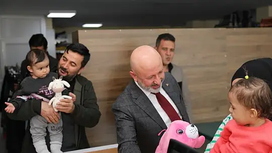 Çolakbayrakdar: Dualarımız ve yüreğimiz, depremzede kardeşlerimizle