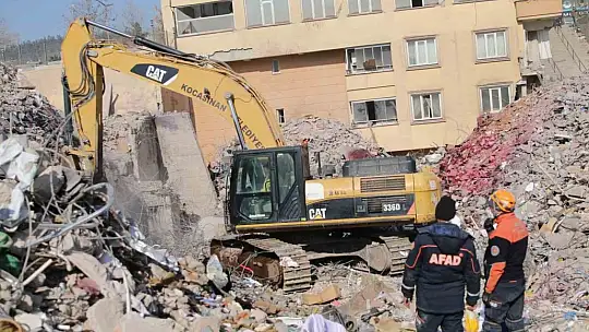 Çolakbayrakdar: 'Her şartta depremzede kardeşlerimizin yanındayız'