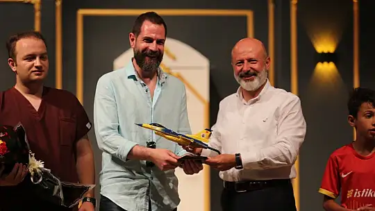 Başkan Çolakbayrakdar: 'Her zaman yanında olduğumuz gençler için ne yapsak azdır'