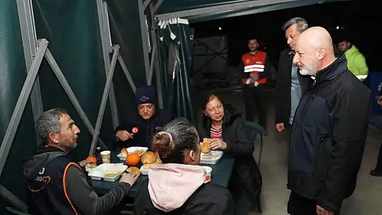 Çolakbayrakdar 'Mobil fırın ile her gün 16 bin sıcak ekmek dağıtıyoruz'