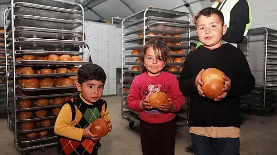 Çolakbayrakdar 'Mobil fırın ile her gün 16 bin sıcak ekmek dağıtıyoruz'