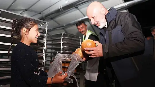Çolakbayrakdar 'Mobil fırın ile her gün 16 bin sıcak ekmek dağıtıyoruz'