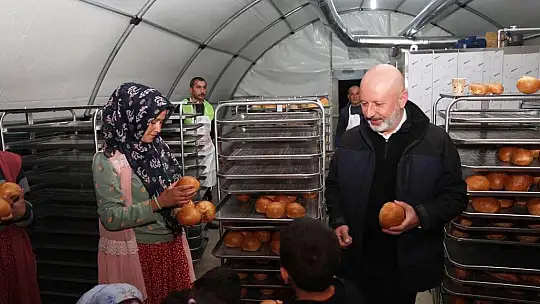 Çolakbayrakdar 'Mobil fırın ile her gün 16 bin sıcak ekmek dağıtıyoruz'