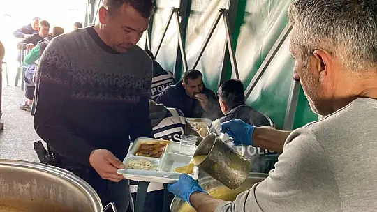 Çolakbayrakdar 'Mobil fırın ile her gün 16 bin sıcak ekmek dağıtıyoruz'