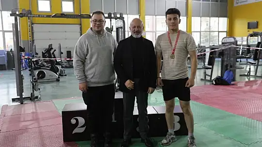 Çolakbayrakdar 'Şampiyon sporcular yetiştiriyoruz'