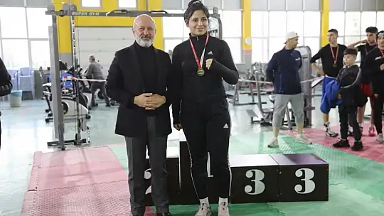 Çolakbayrakdar 'Şampiyon sporcular yetiştiriyoruz'