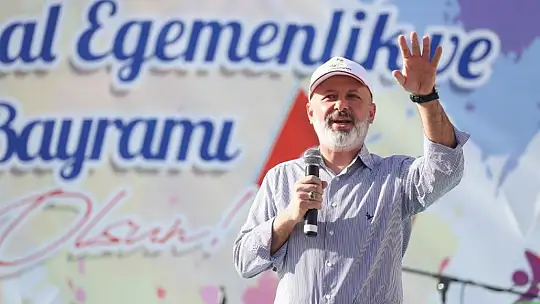 Çolakbayrakdar çocukların bayramını kutladı