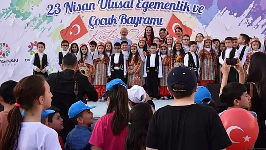 Çolakbayrakdar çocukların bayramını kutladı