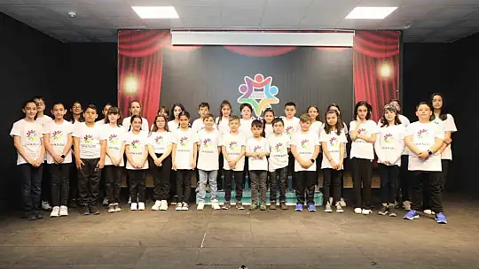 Çolakbayrakdar çocukların bayramını kutladı