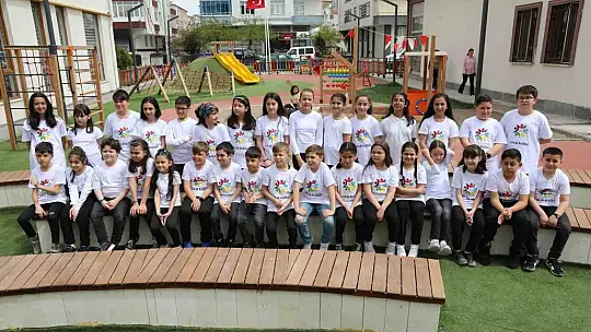 Çolakbayrakdar çocukların bayramını kutladı