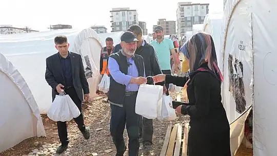 Çolakbayrakdar, depremzedelerle iftar yaptı ve iaşe dağıttı