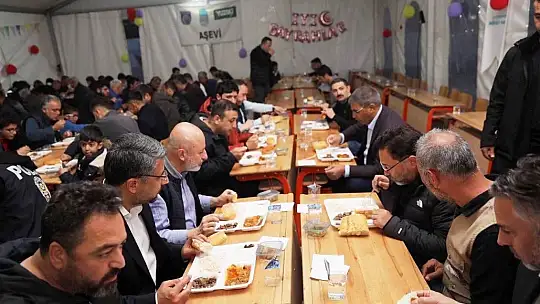 Çolakbayrakdar, depremzedelerle iftar yaptı ve iaşe dağıttı