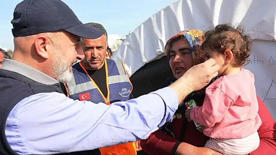 Çolakbayrakdar, depremzedelerle iftar yaptı ve iaşe dağıttı