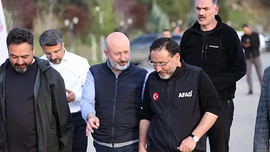 Çolakbayrakdar, depremzedelerle iftar yaptı ve iaşe dağıttı