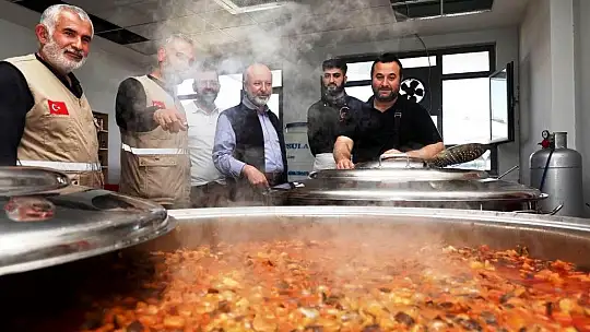 Çolakbayrakdar, depremzedelerle iftar yaptı ve iaşe dağıttı