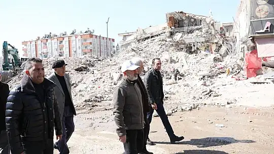 Çolakbayrakdar, bu seferde meclis üyeleriyle deprem bölgesinde