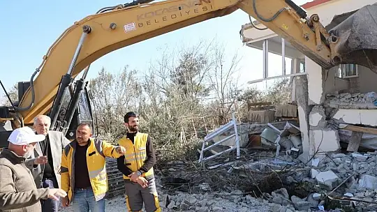 Çolakbayrakdar, bu seferde meclis üyeleriyle deprem bölgesinde