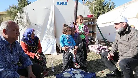 Çolakbayrakdar, bu seferde meclis üyeleriyle deprem bölgesinde