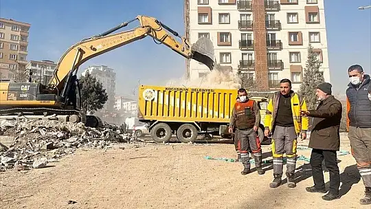 Çolakbayrakdar, deprem bölgesindeki çalışmaları kontrol etti