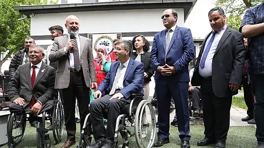 Çolakbayrakdar, 'Engelsiz yaşam için engellilerin her zaman yanlarındayız'